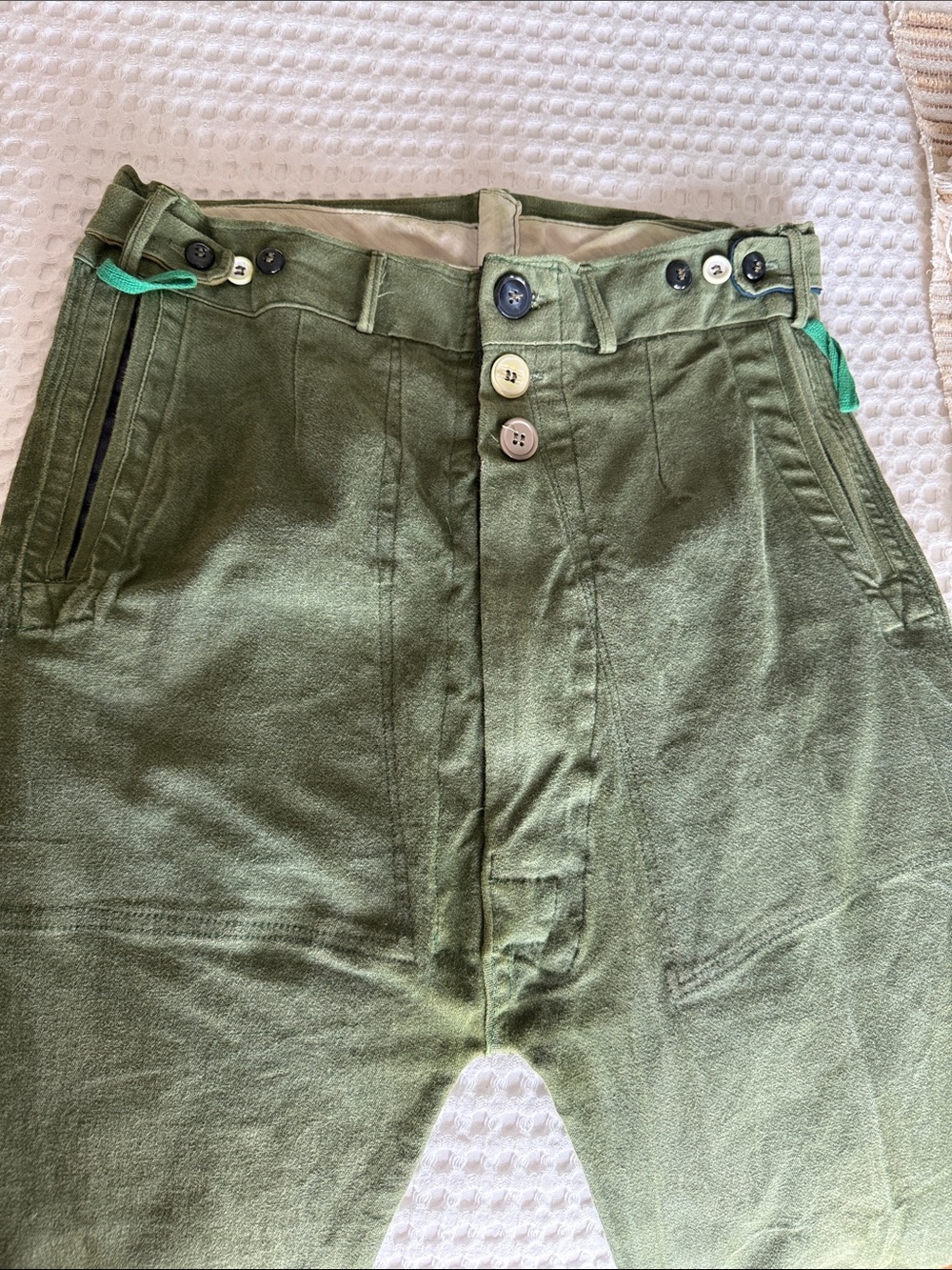 Women’s cargo green Designer Das WERKHAUS pants. Size 4 unique.